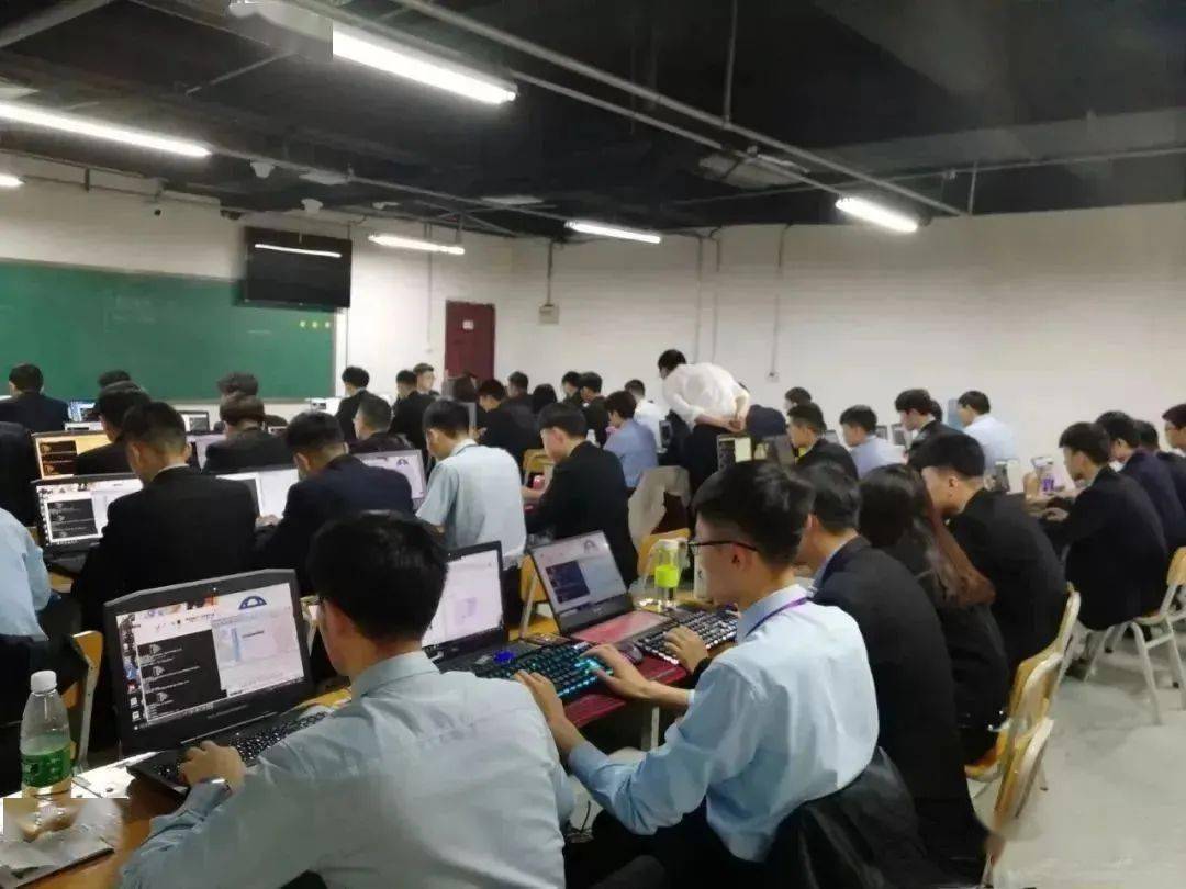 八维教育高技能IT编程技术培训助力学子高质量就业