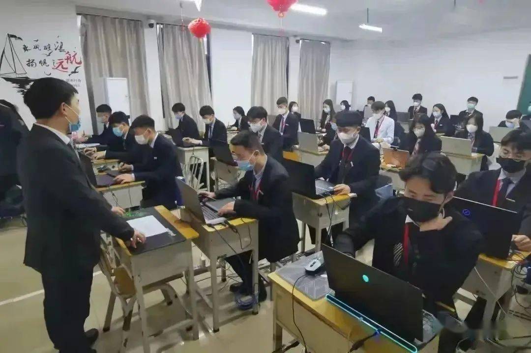 女生学学云计算技术与应用就业发展前景