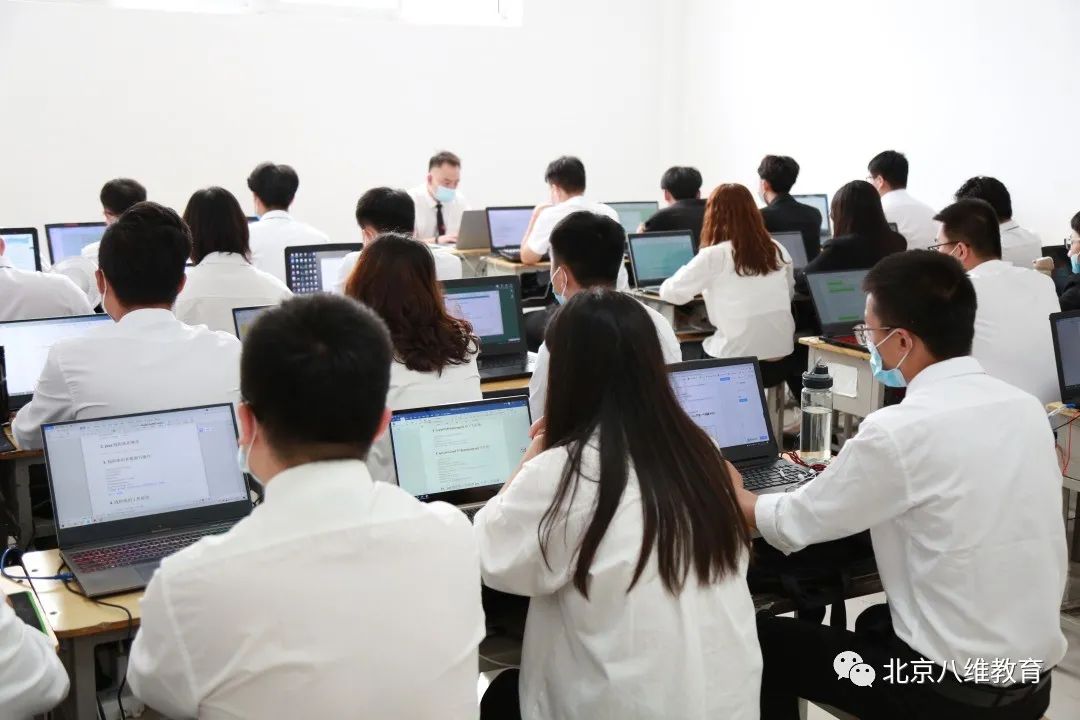 北京八维学校人工智能专业