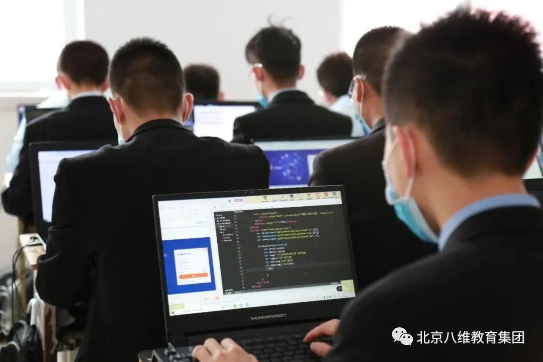 北京八维集团为学子搭建学习IT高新技术的平台