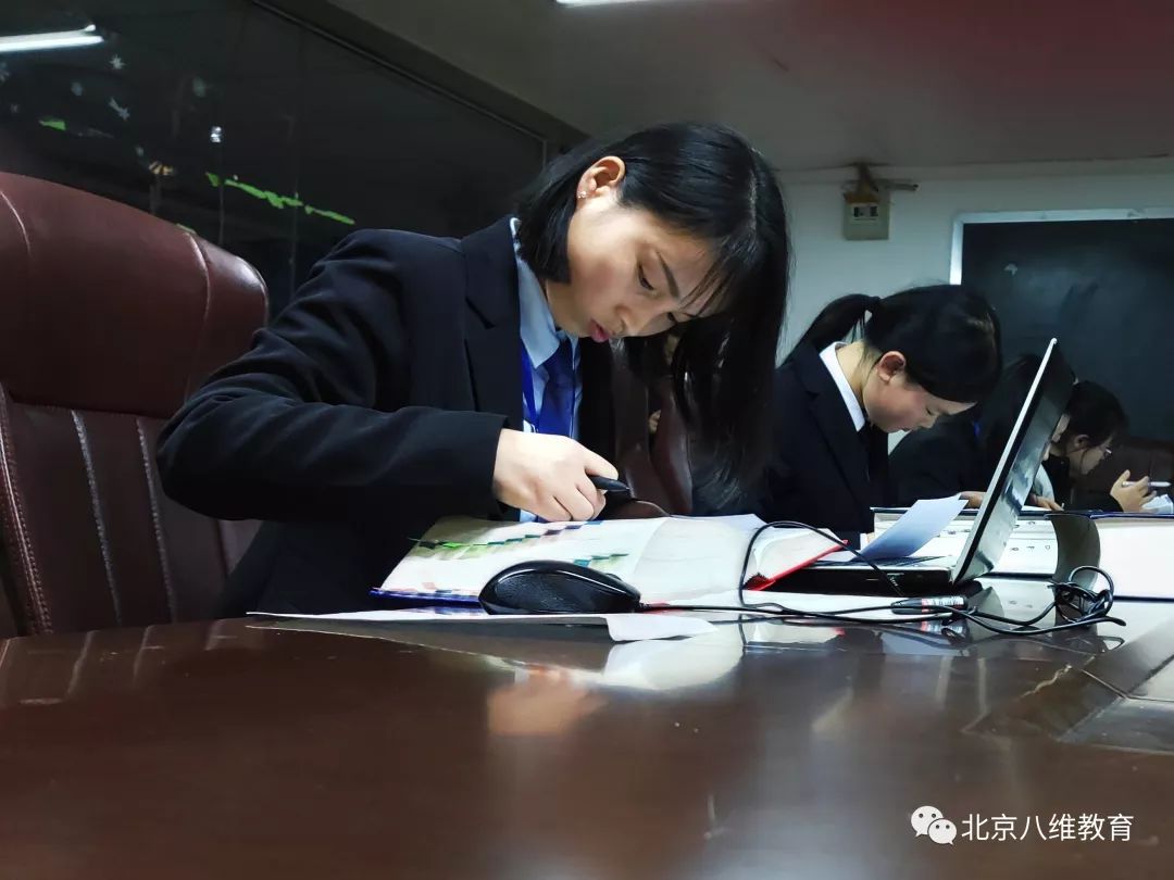 八维学院解锁女生职业新频道优势助其畅通职场道路