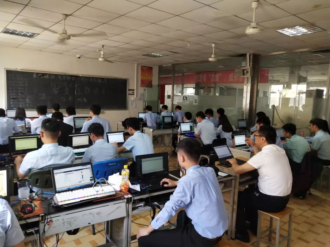 北京八维教育云计算技术培训引领信息技术未来助力学子掌握多项专业技能