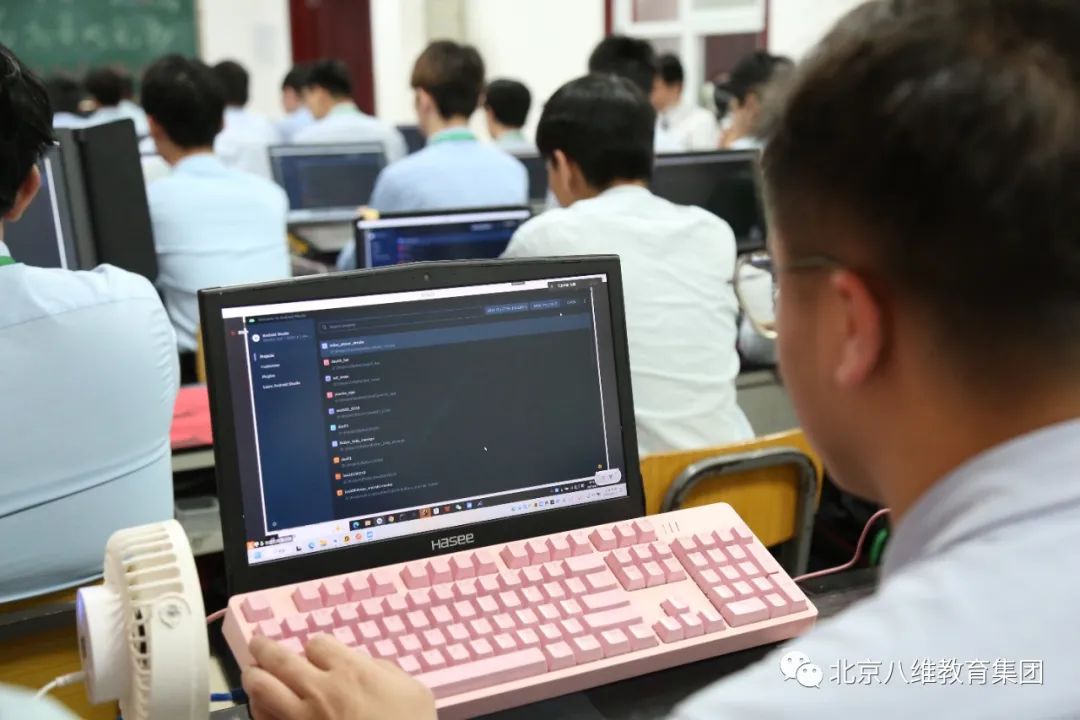 北京八维教育探索移动互联网前沿技术开启学子移动互联网学习之旅