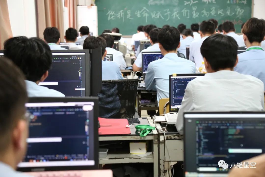 北京八维学校畅游于人工智能教学让学子掌握人工智能应用开发技术