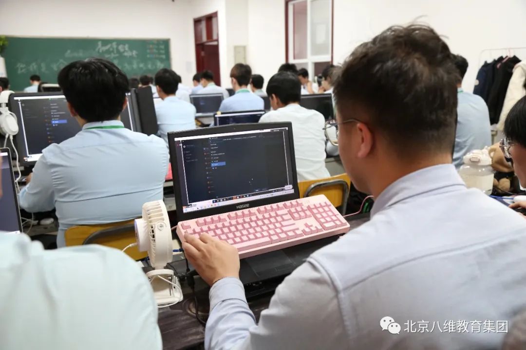 北京八维学校畅游于人工智能教学让学子掌握人工智能应用开发技术