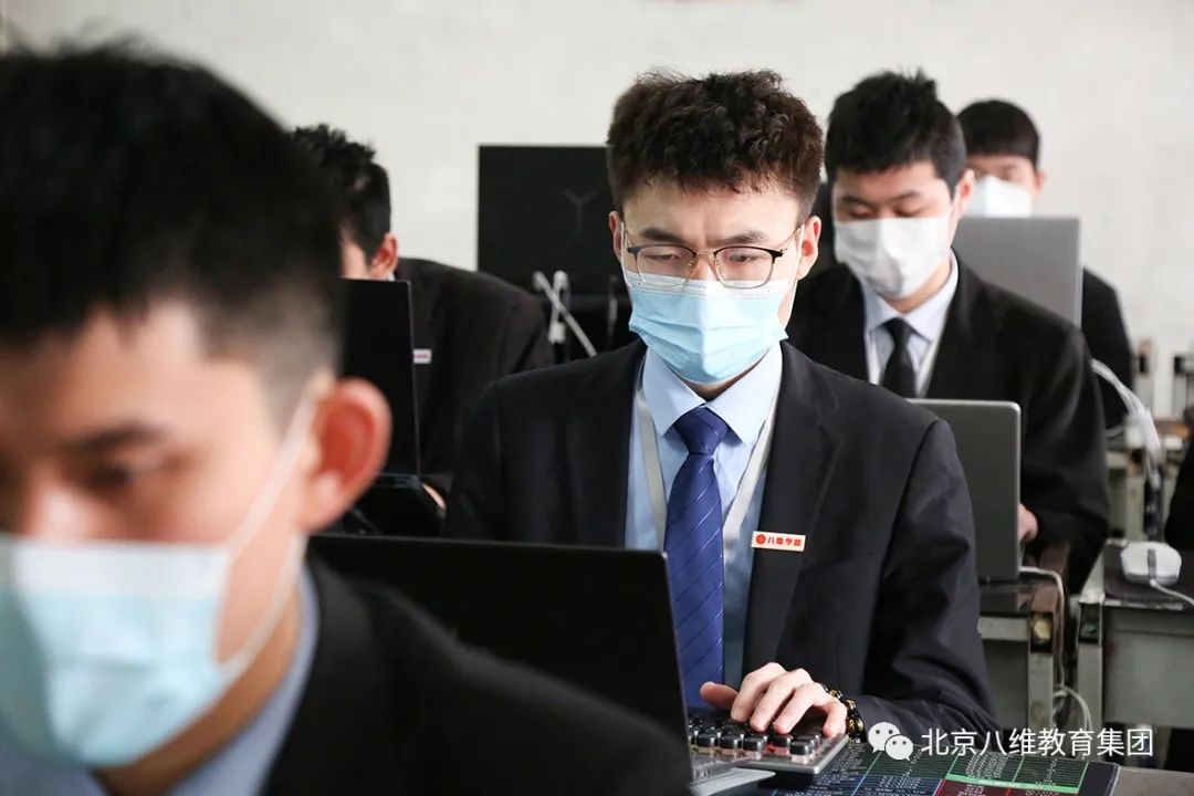 学习哪种编程语言更高效精通人工智能专业技术