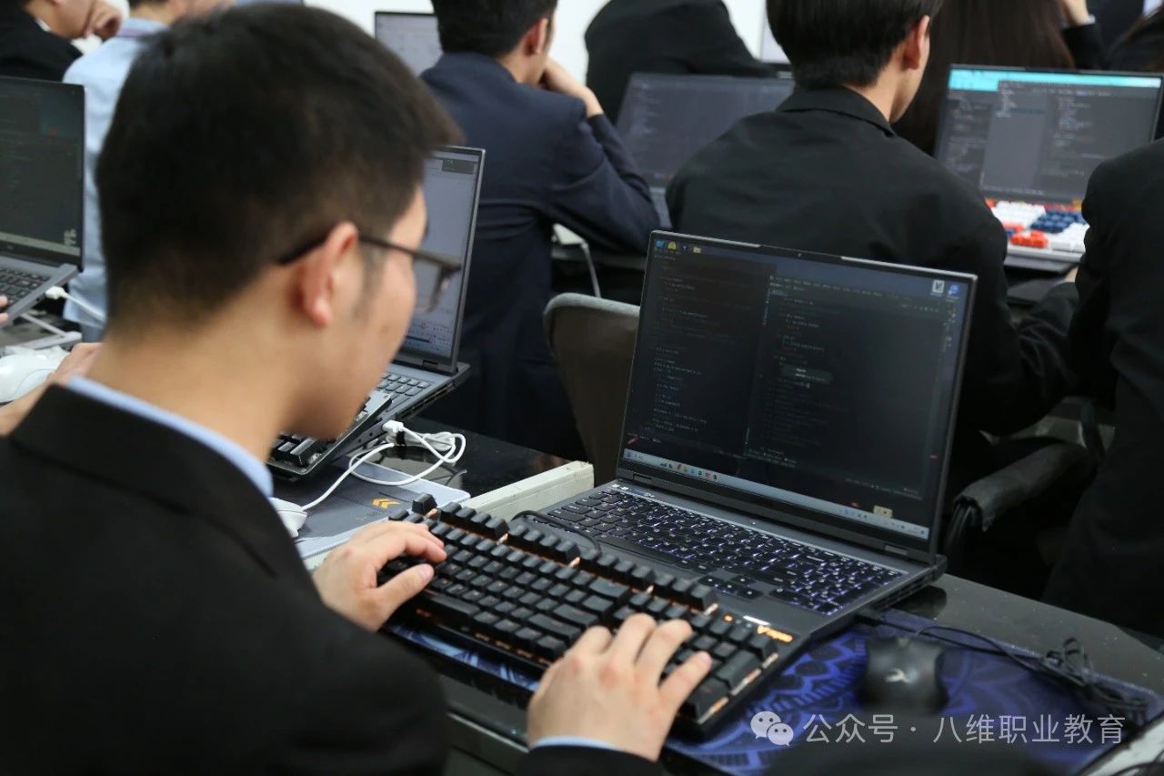 ‌【八维教育两会观察】人工智能跃升时代引擎，技能教育点燃未来图景