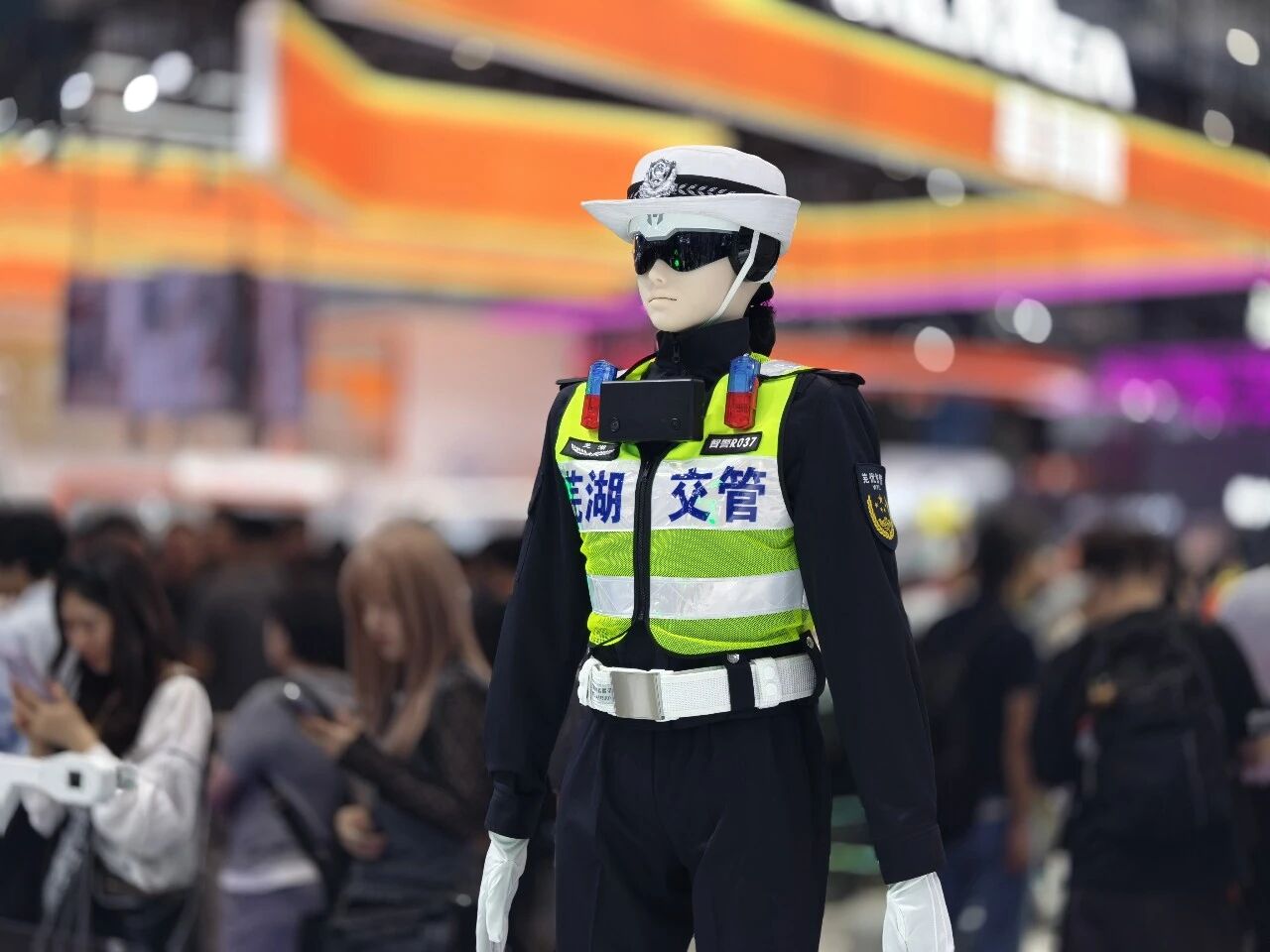 2026世界机器人大会-“交警姐姐”指挥交通
