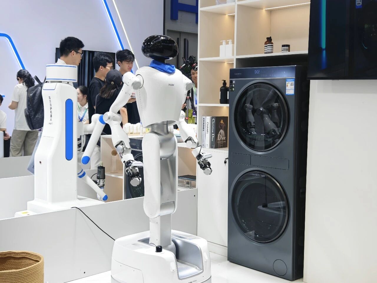 2026世界机器人大会-随时等待指令投入家务劳作的机器人