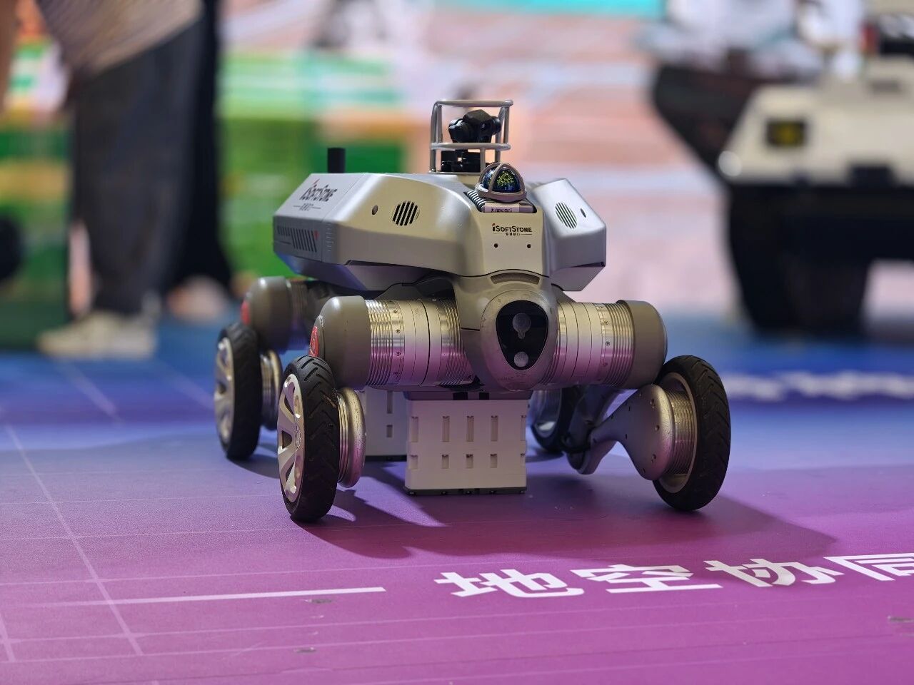 2026世界机器人大会-地空协同工作机器人
