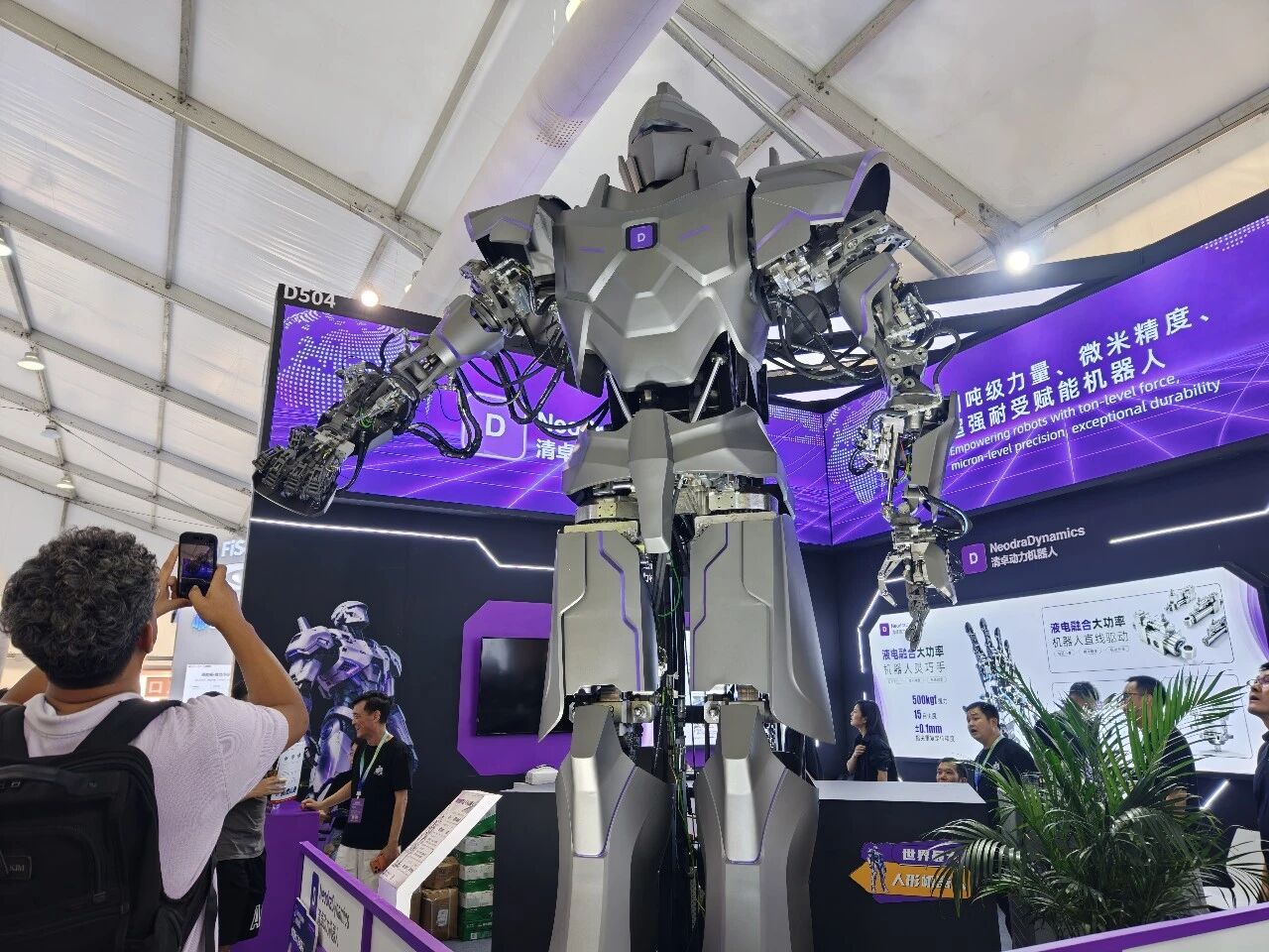 2026世界机器人大会-超大型机器人挥舞着健硕的手臂