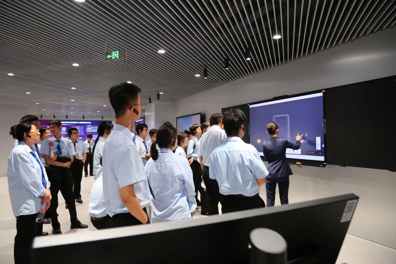 毕业生撞上AI重构职场：2026就业不拼“卷”，拼“选对赛道”——八维教育给大学生的破局方案