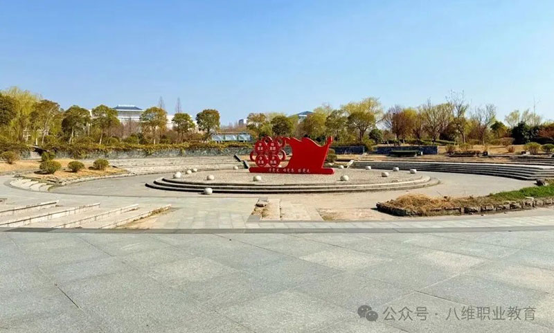 2025年八维教育就业数据深度解析：高薪率、对口率与产业适配力全景报告