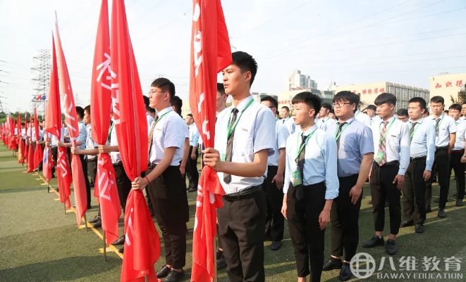 既要仰望星空的情怀，更要脚踏实地的勇气